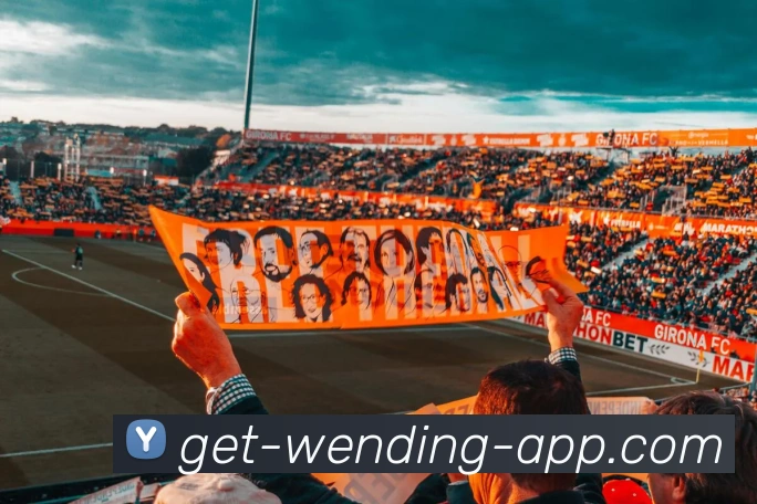 熊猫在绿茵场上踢足球的快乐儿童画展现童趣与梦想